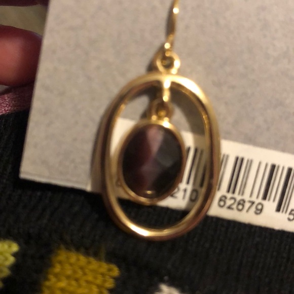 Golden tone earrings with stone - Picture 6 of 10